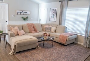 Smart TV, fireplace - Peaceful Place a Charming 3-bedroom house with AC and WiFi in Fort Myers (Fort Myers)