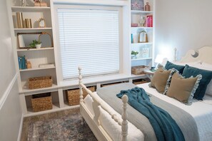 3 habitaciones, escritorio y tabla de planchar con plancha 