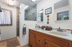 Regadera, toallas, jabón, papel de baño 