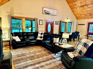 Smart TV, fireplace, foosball, table tennis - NEW Beautiful Lakefront Home on Belleau Lake! 500ft of Waterfront! (Wakefield)