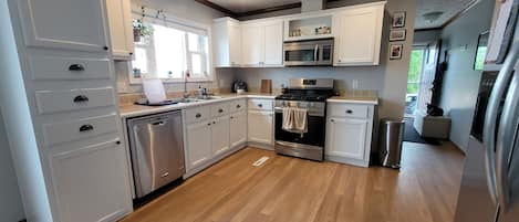 Réfrigérateur, four à micro-ondes, un four, surface de cuisson