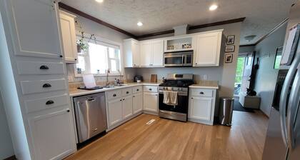 3 BR Lake Front Getaway! Dog Friendly, Lakeside Deck, Dock, Incredible Sunrises