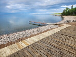 Nära stranden och solstolar