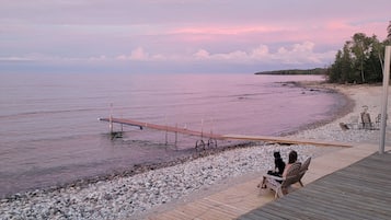 Ubicación cercana a la playa y tumbonas