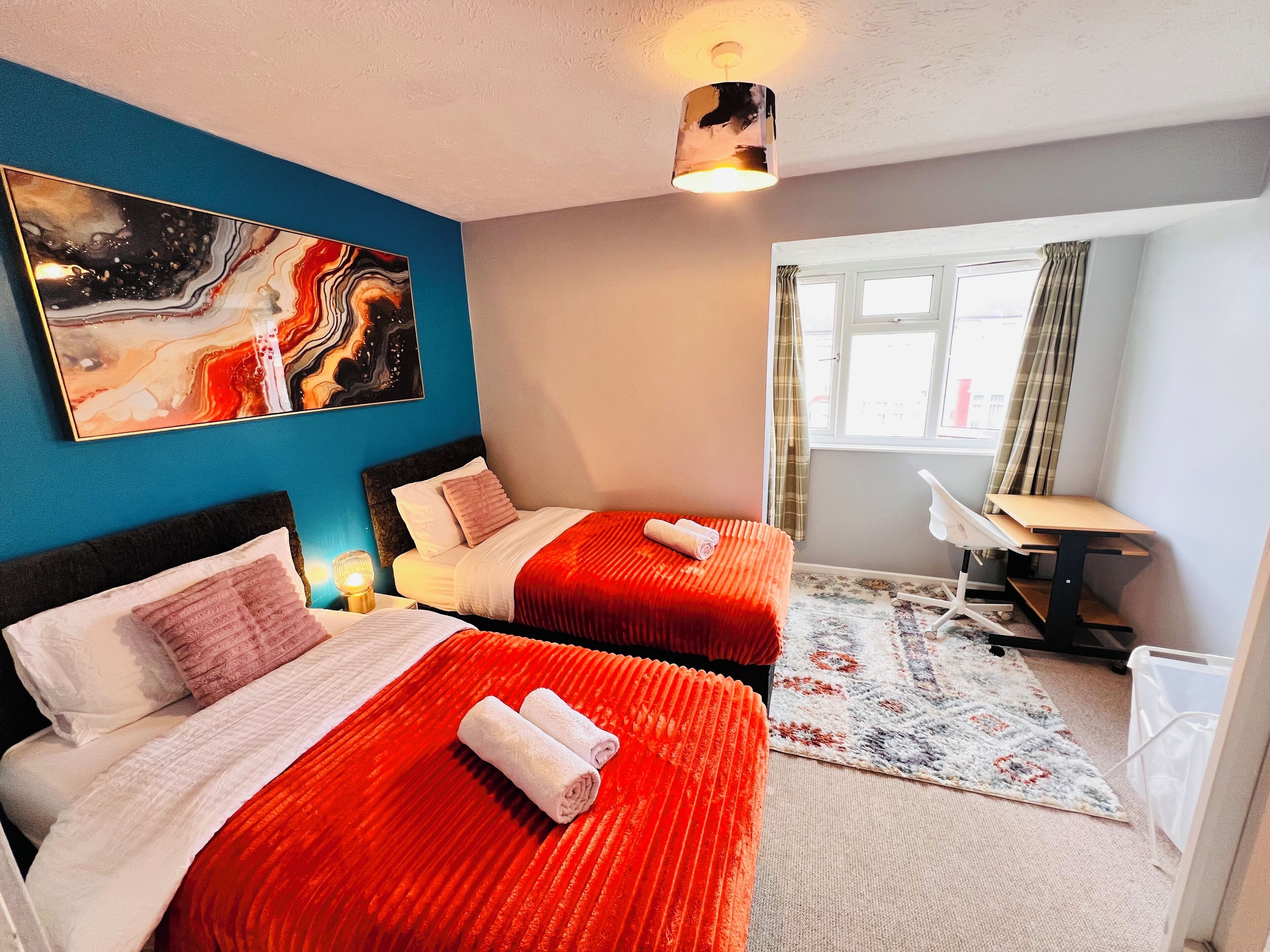 2 Schlafzimmer, Schreibtisch, Bügeleisen/Bügelbrett, Reisekinderbett