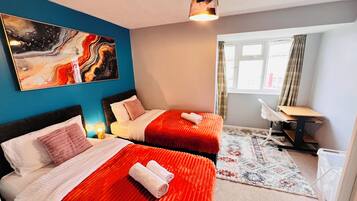 2 Schlafzimmer, Schreibtisch, Bügeleisen/Bügelbrett, Reisekinderbett