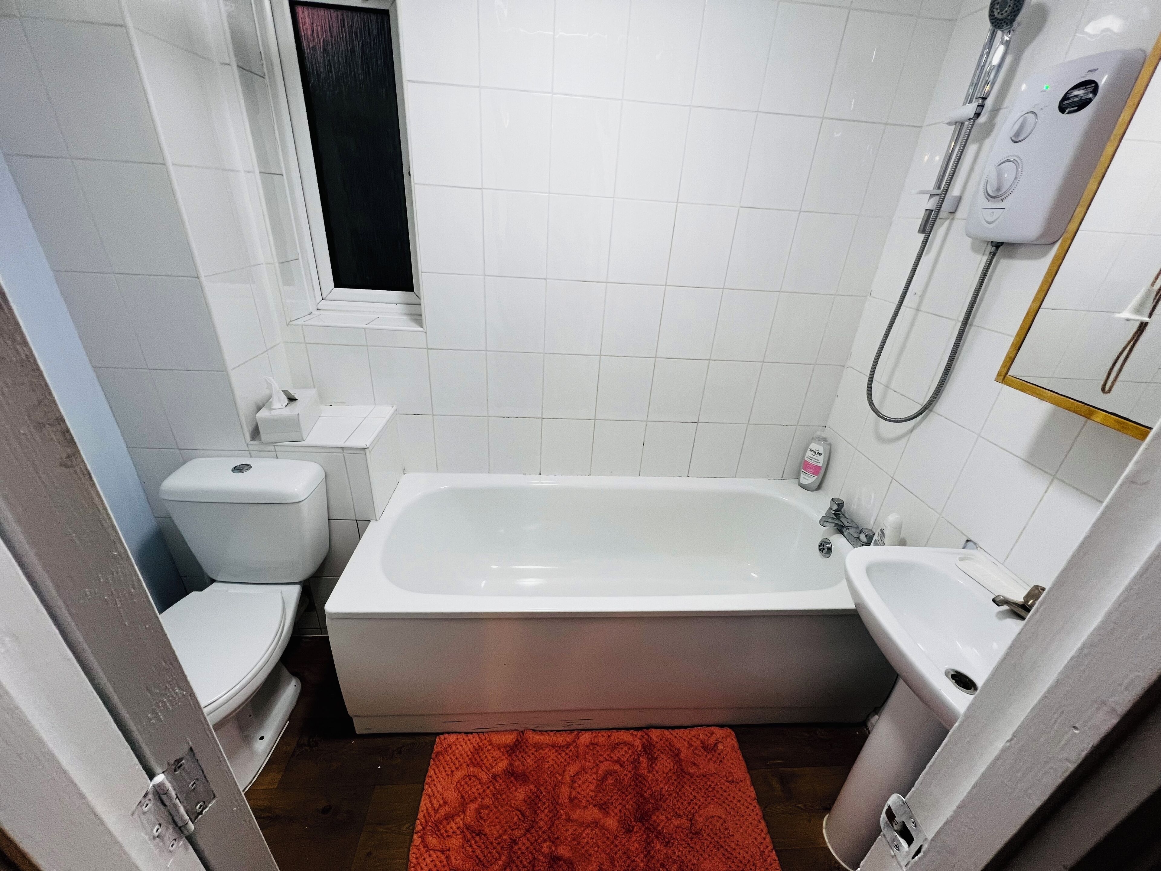 Ein Badezimmer mit Badewanne, Toilette und Waschbecken.