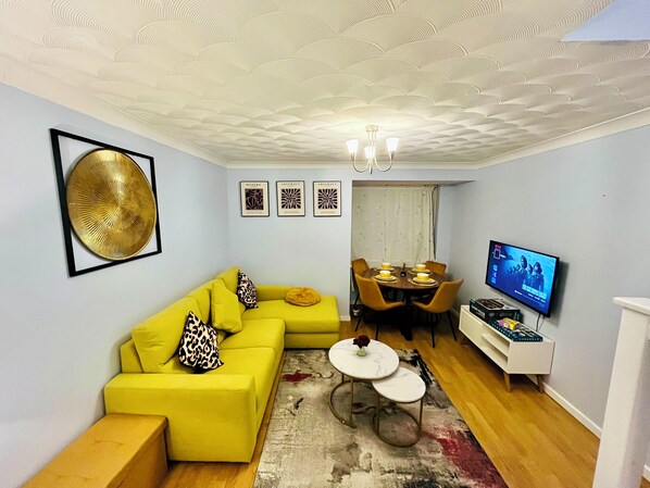 Televisor intel·ligent i biblioteca musical 