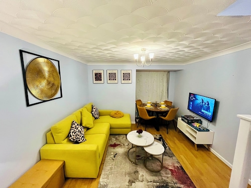 2‑Bed Luxe Retreat near Leagrave Stn, L&D Hosp, LTN Airport & Whipsnade Zoo.