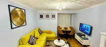 2‑Bed Luxe Retreat near Leagrave Stn, L&D Hosp, LTN Airport & Whipsnade Zoo.