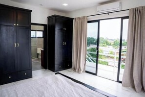 2 slaapkamers, een kluis op de kamer, een bureau