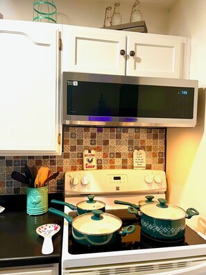 Réfrigérateur, micro-ondes, four, plaque de cuisson