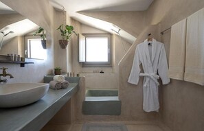 Secadora de cabello, toallas, jabón, papel de baño 