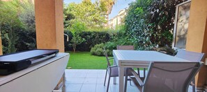 Outdoor dining - Garden studio 150 m from the beach (Fréjus)