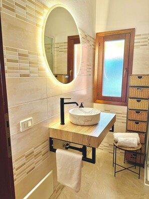 Doccia, asciugacapelli, bidet, asciugamani