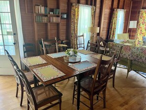 Dining - Charming 5-bedroom Roaring Brook cottage in Harbor Springs with beach access. (Harbor Springs)
