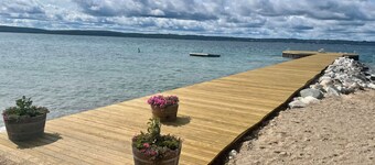 Charming 5-bedroom Roaring Brook cottage in Harbor Springs with beach access.