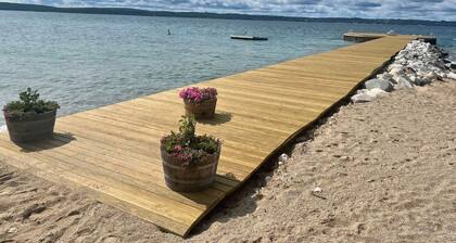 Charming 5-bedroom Roaring Brook cottage in Harbor Springs with beach access.