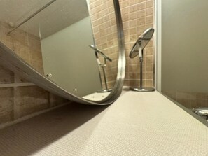 Sèche-cheveux, serviettes fournies, papier toilette