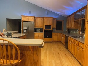 Kjøleskap, mikrobølgeovn, ovn og kokeplater