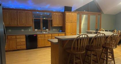 Quiet Spacious 5-Bedroom House or Crafting Retreat In Chilton, WI!