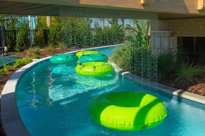 Ein Swimmingpool mit drei grünen Schwimmreifen.