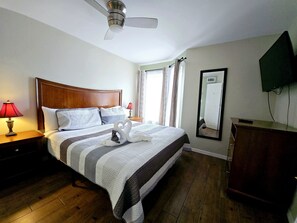 1 Schlafzimmer, Schreibtisch, Bügeleisen/Bügelbrett, Reisekinderbett