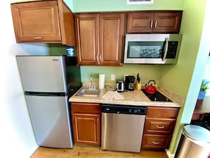 Réfrigérateur, micro-ondes, plaque de cuisson, lave-vaisselle