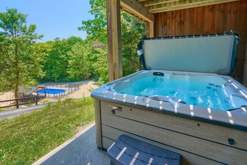 Waccabuck | 17.5 Private Acres, Pool, Hot Tub