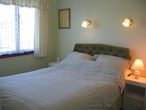 2 عدّة غرف نوم ومكواة/لوح كي وواي فاي وملاءات أسرّة