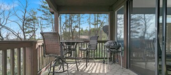 NEW LISTING  Delightful 3-bedroom condo in Lake Toxaway with stunning views
