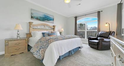 Delightful 3-Bedroom 2 Bath condo in Lake Toxaway with stunning views