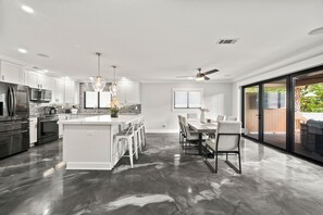 Refrigerador, microondas, horno, placa de cocina