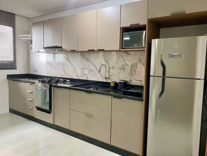 Apartment | Private kitchen - Edifício Regente (Praia Grande)