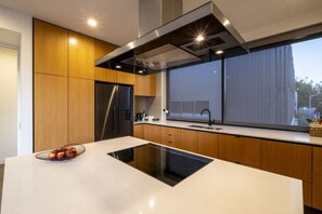 Een koelkast, een microgolfoven, een oven, een kookplaat