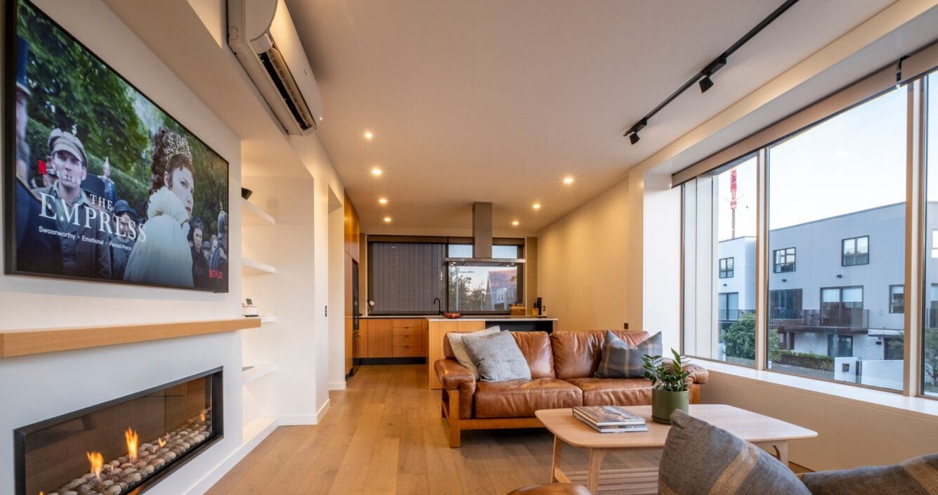 Smart TV, chimenea, libros