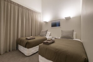 3 habitaciones, escritorio, tabla de planchar con plancha y wifi gratis 