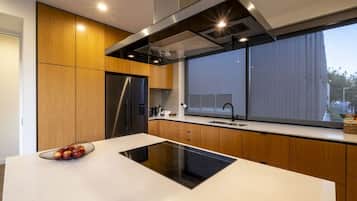Refrigerador, microondas, horno, placa de cocina