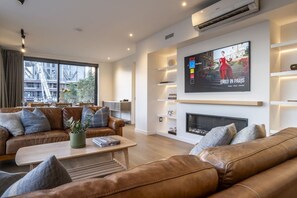 Smart TV, fireplace, books - Premium City 3bed Apartment with Gated 2 car parks (Christchurch)
