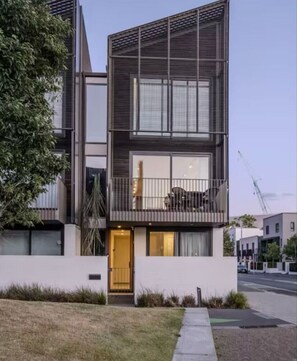 Exterior - Premium City 3bed Apartment with Gated 2 car parks (Christchurch)