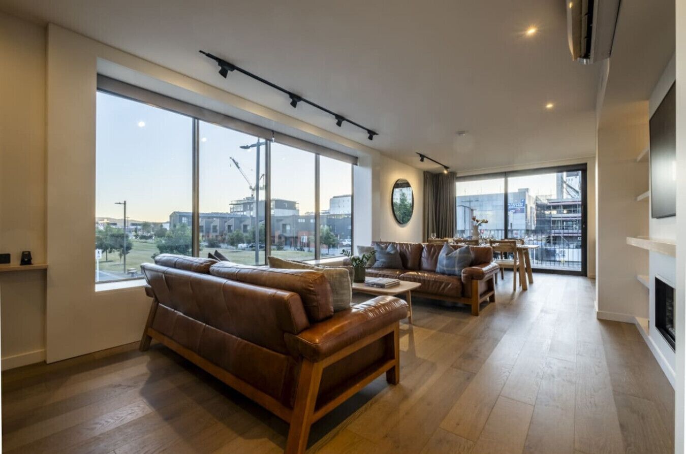 Smart TV, chimenea, libros