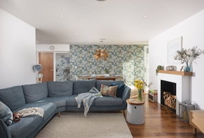 Smart TV - 7 Whitehouse invites six guests to enjoy a slice of Cornish paradise (Newquay)