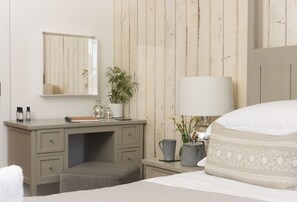 3 habitaciones, tabla de planchar con plancha, wifi y ropa de cama