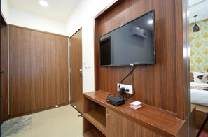 Dobbeltrom, byutsikt | Skrivebord og wi-fi (inkludert)