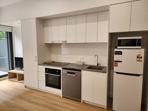 Microwave, oven, stovetop, dishwasher - Cosy Unit Near Light Rail (Kingsford)