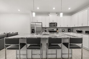 Frigorifero, microonde, forno, piano cottura