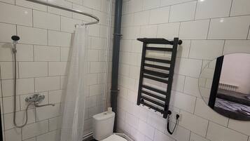 Ein Badezimmer mit Badewanne, Toilette und Waschbecken.