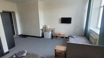 Habitación triple de lujo, para no fumadores, vista a la montaña | Edredón, escritorio, cortinas blackout y insonorización
