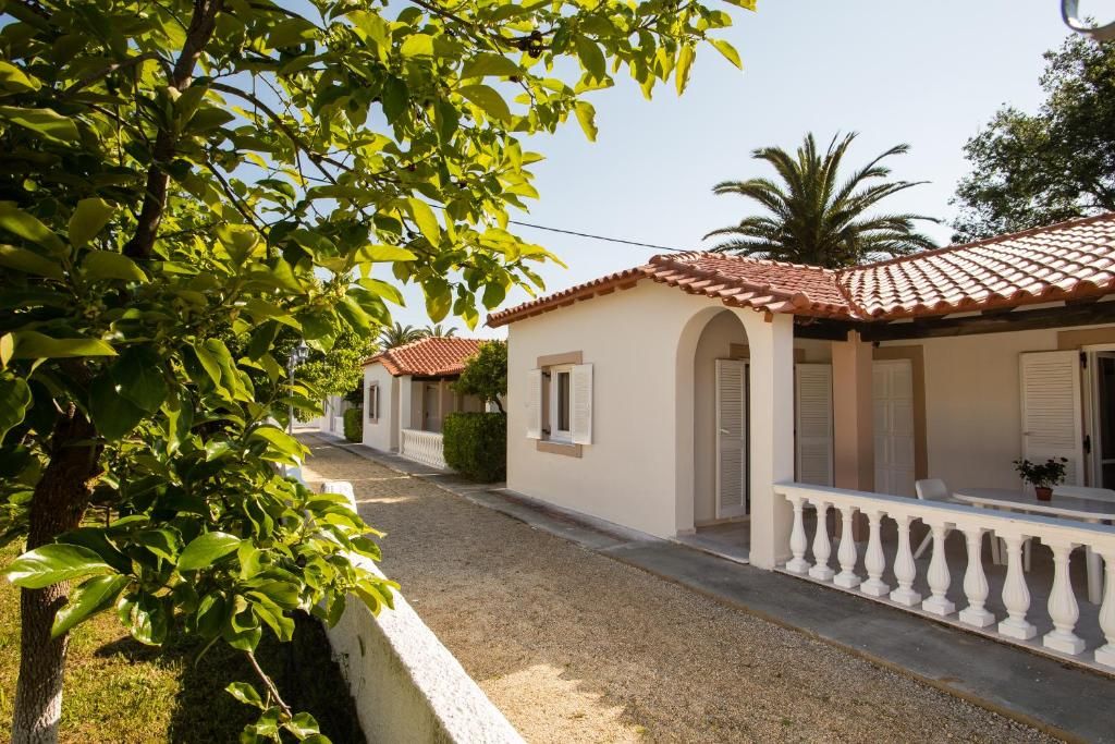 Calle residencial con casas de techos de tejas, paredes blancas y balcones.