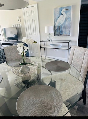 Dining - Charming 2-bedroom condo with AC and WiFi in wonderful Fort Myers, FL (Fort Myers)